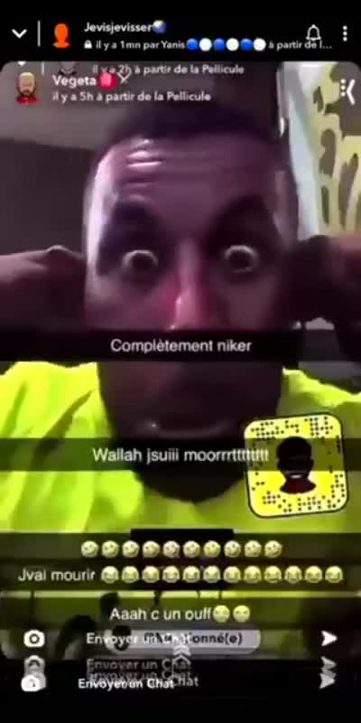 snapchat - Mounir Moon aux yeux écarquillés se tient les oreilles