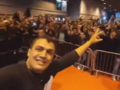 TheKairi78 se filme tout sourire devant une foule immense avant de se retourner