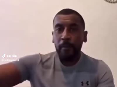 Mounir Moon - Tu fais quoi de tes journées ? Je bois du thé. Je fais rien, je parle sur les gens. Je bois du thé, je parle sur les gens. Occupe-toi juste de payer ton loyer, la yarham bouk ! Occupe-toi juste de tes problèmes, la yarham babak ! Au lieu de savoir ce que je fais de mes journées, la yarham bouk !