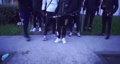Allez quartier d'à côté là ! Le quartier d'à côté, venez ! Un groupe de jeunes crie pour embrouiller/provoquer le quartier d'à côté