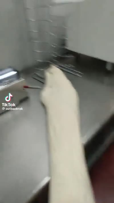 Un cuisinier fouette des seaux en plastique avec un long morceau de pâte avec des bruitage chaotique