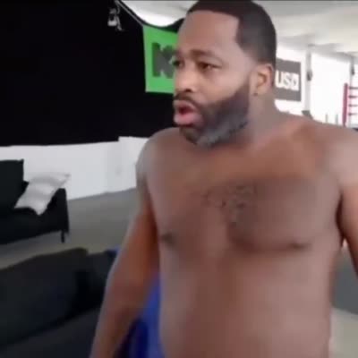 Un homme torse nu tousse et fait hemmage puis pète