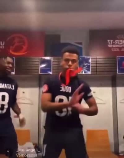 TikTok - Des joueurs de foot (Désiré Doué) fêtent leur victoire en dansant dans les vestiaires