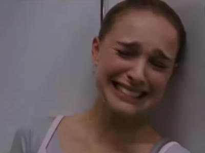 Natalie Portman qui pleure puis se ressaisit dans Black Swan