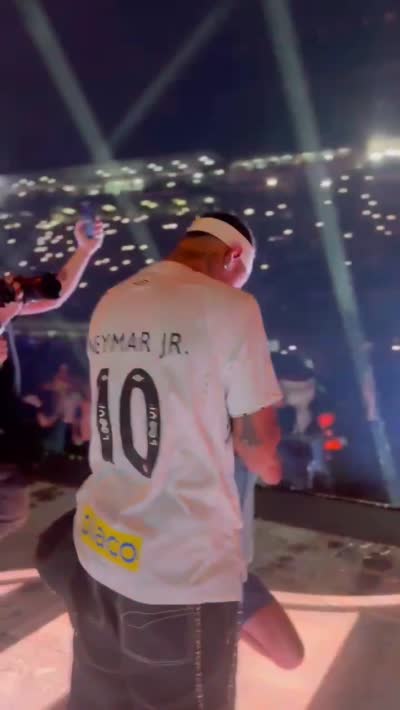 Neymar Jr pleure lors de sa présentation au Santos FC