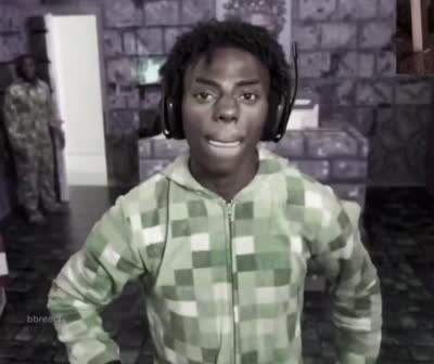 IShowSpeed en veste Creeper regarde la caméra en étant stoïque pendant que son frère fait n'importe quoi derrière