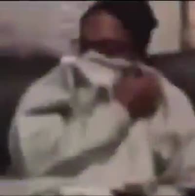 Compilations de personnes qui mettent leur col ou vêtement sur leur nez parce que ça pue la mort, ça sens pas bon
