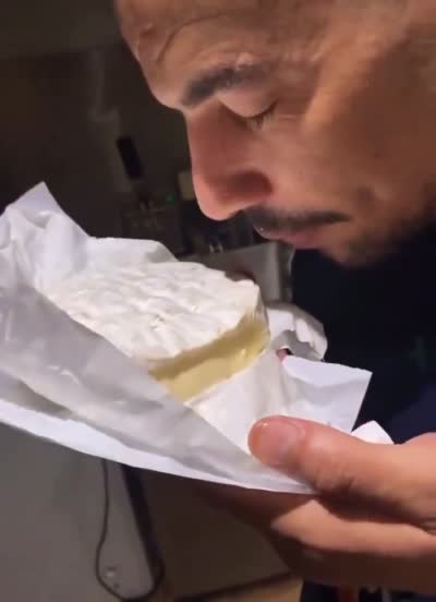 snapchat - Mortadon renifle du fromage et apprécie l'odeur fort. Hmm, le fromage plus il pue, plus il est bon les frérots. Qu'est-ce qu'il pue, mashallah ! Hmm. Nul !