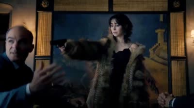 Sofia Falcone tire sur un homme en plein discours dans The Penguin