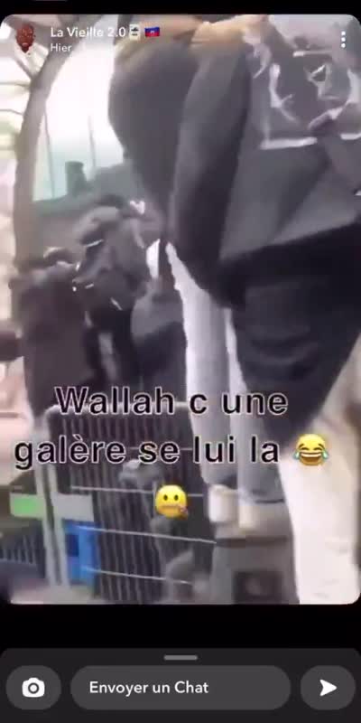 snapchat - Wesh Charlotte ! Wesh Charlotte nique ta mère ! Wesh Charlotte, quoi éh quoi ? Nique ta mère Charlotte, qu'est-ce qu'il y a ? Tu crois que c'est ta mère Charlotte ? Bah oui c'est ma mère. Bah nique ta mère alors !