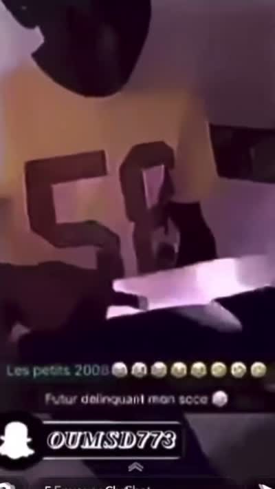 snapchat - Arrête de me filmer poto. Wallah. Fais pas le fou toi. Un jeune garçon sort une machette et menace la caméra