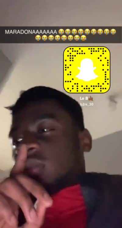 snapchat - Vous entendez mon père comme il est touché ? On est autant touché tous les deux. Parce que si y a un homme qui compte dans ma famille c'est Maradona. Je vous le dis c'était... PAPA ! PAPA ! PAPA !