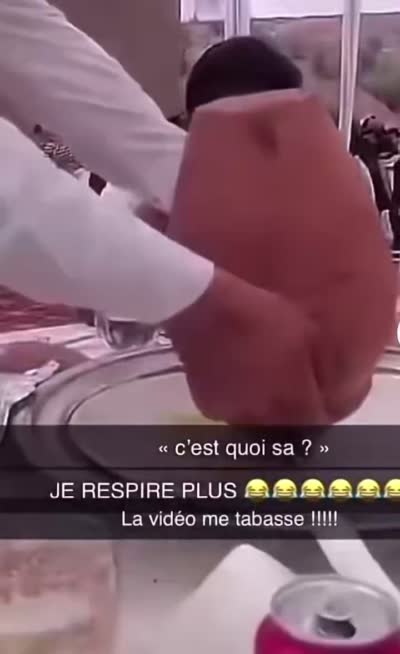 snapchat - C'est quoi ça ? Un serveur vide un pot en terre cuite sur un plat au restaurant