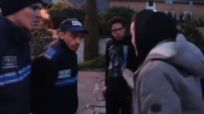 Un policier (Mister V) se moque du prénom André pendant un contrôle de jeunes