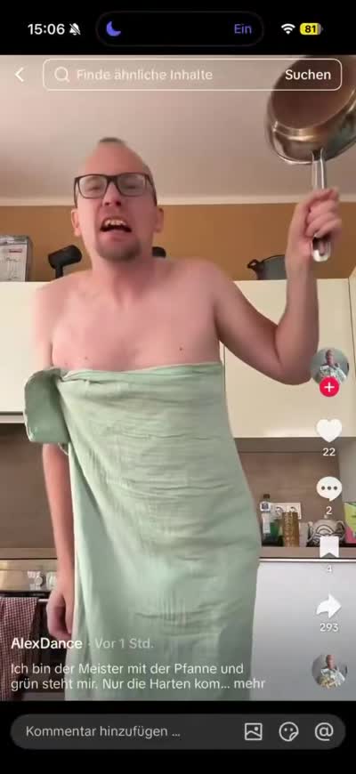 Un homme en serviette se frappe les couilles avec une Poêle