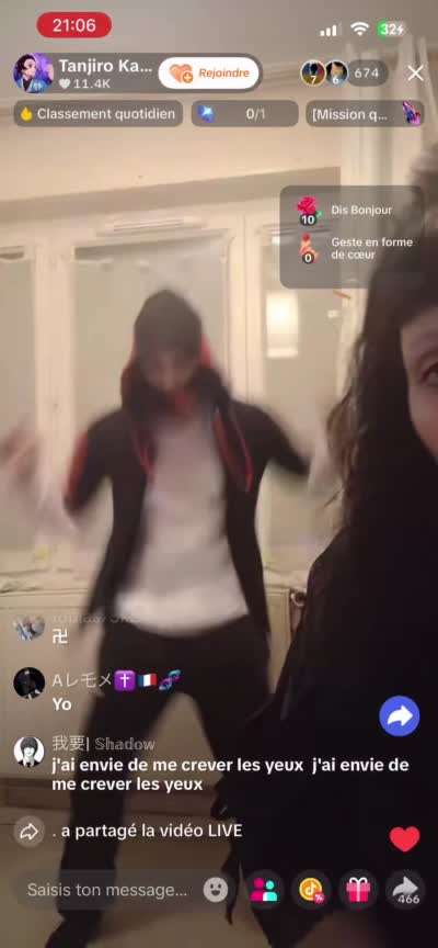 Live TikTok Un homme skin Fortnite Samsing danse Orange Justice avec sa mère à côté