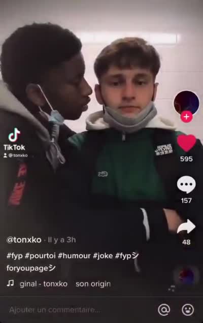 TikTok Deux jeunes chantent et font un playback d'un rap mais avec une gestuelle de gay/homosexuel