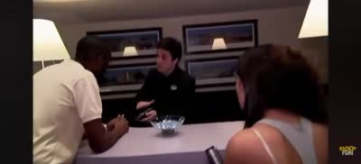 Thomas Ngijol se fait attraper à la réception de l'hôtel dans Case Départ
