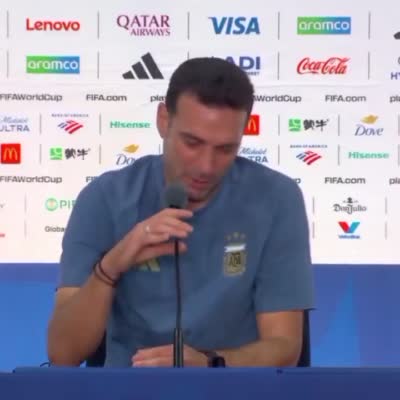 Lionel Scaloni pleure en conférence de presse et s'effondre