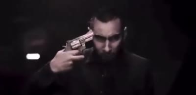 La Fouine pointe un revolver sur sa tempe en criant - Vous kiffez là ? Vous kiffez bande de bâtards ? C'est ça que vous aimez hein ? C'est ça que vous voulez bande de fils de pute à vos mères ? Ah !
