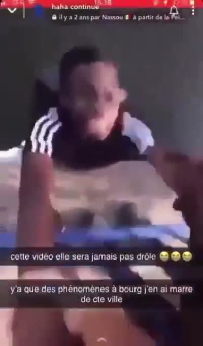 Un jeune homme hurle Arrête en se cramponnant à une barrière pour ne pas tomber du pont