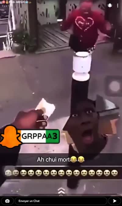 Un jeune tend un billet à un passant puis dit "Tiens. Ma bite !"