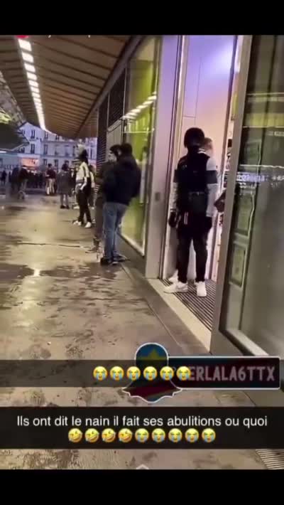 Trois homme qui tente de flex en sortant d'un magasin, mais c'est génant de fou