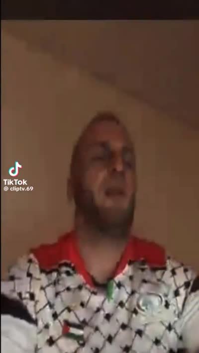 TikTok - Bassem s'agite et crie "Tenez mon zbe!"