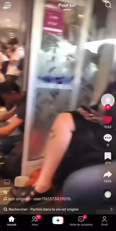 Un homme engueule les jeunes assises dans le train (Les jeunes ils sont assis et les vieux ils sont par terre assis comme des merdes là.)