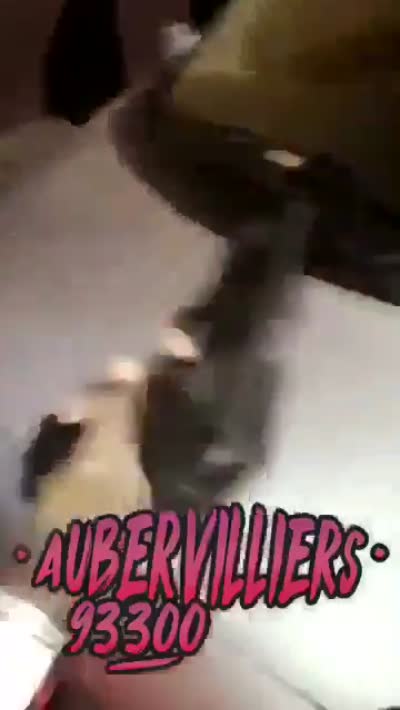 Un homme montre un pistolet/flingue et menace la personne endettée