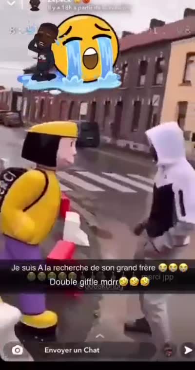 Un homme met une double gifle à une statue enfant pieton