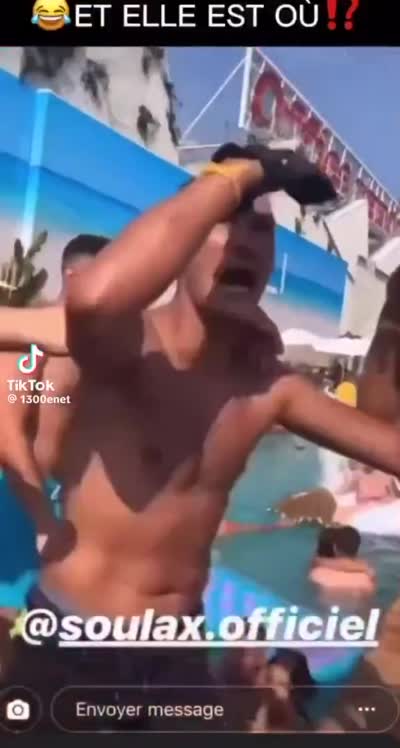 Soulax chante Elle est où La Moulaga au bord d'une piscine