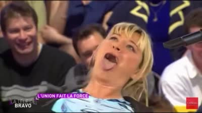 Une participante tire la langue de maniere exageree sur un plateau télé