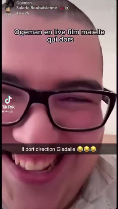 snapchat - Ogeman filme Maïelle en train de dormir la tête contre le mur