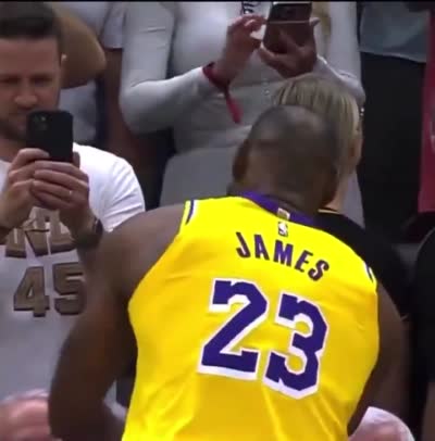 LeBron James de dos qui se masturbe/branle/astique