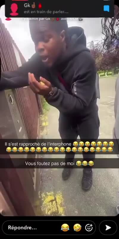 snapchat - Un homme s'embrouille avec l'interphone d'une résidence (Eh vous vous foutez pas de moi ! Eh sur le nom de Dieu vous vous foutez pas de moi wesh !)