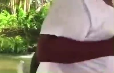 DJ Khaled se lève précipitament en obervant quelque au loin avec choc et curiosité