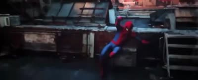 Spider-Man perd le contrôle de ses toiles sur un toit, comme s'il éjaculer de manière incontrôlée
