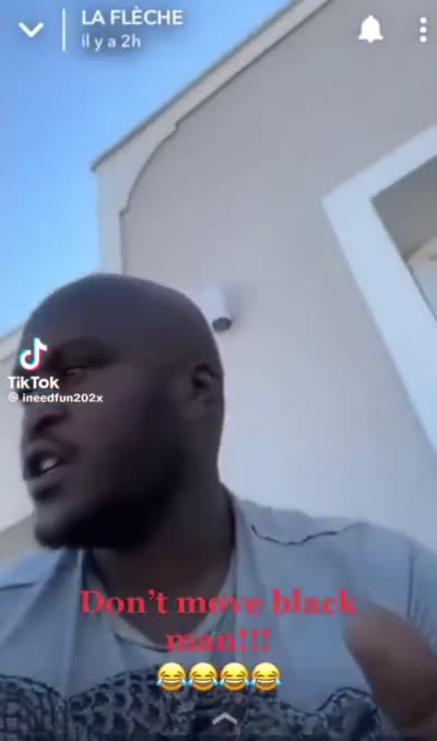 snapchat - Lafleche imite un policier criant Don't move black man