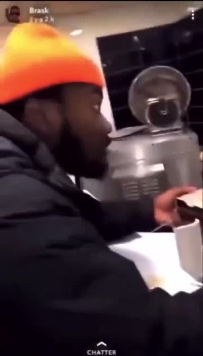snapchat - Un client au bonnet orange exige de la viande sur sa pizza chez le pizzaiolo