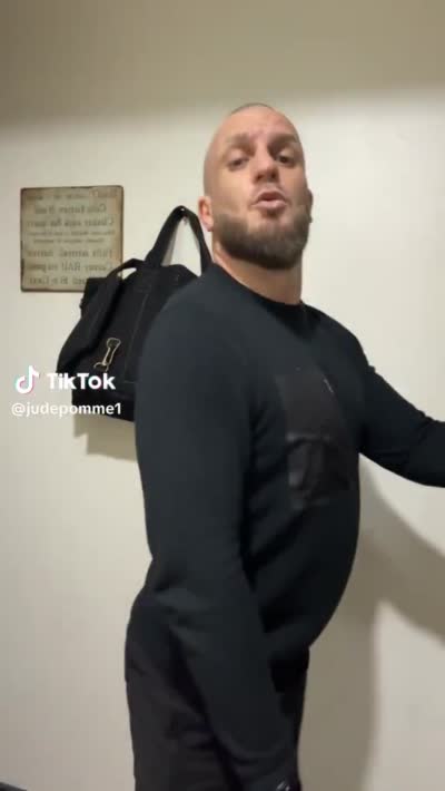Bassem danse et remue son fessier sur de la musique