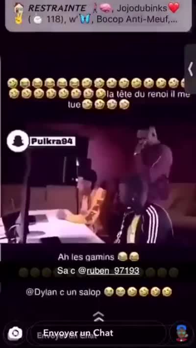 snapchat - Une session d'enregistrement en studio où l'ingénieur son écoute un morceau. L'attitude du renom change instantanément lorsque le second chanteur commence à rapper.