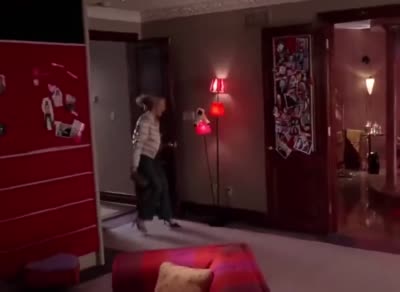 Une femme rentre dans une chambre en poussant des cris stridents