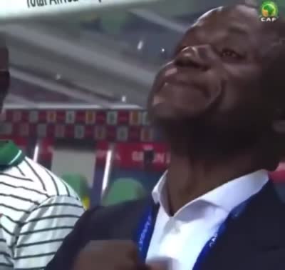 Un supporter camerounais embrasse ses mains et chante l'hymne national