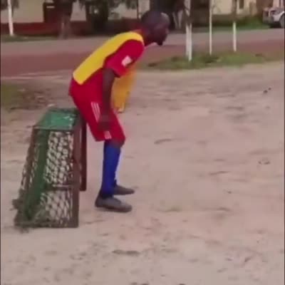 Un gardien de foot se cache dans une mini cage pour arrêter le but mais n'y arrive pas