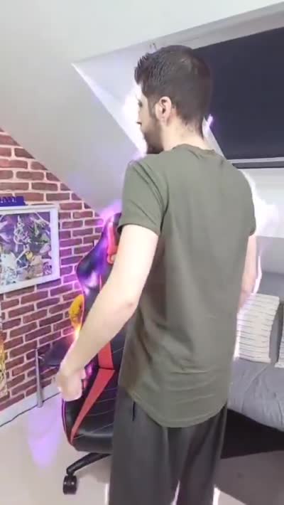 Sofian Le Geek esquive parfaitement avec une aura violette style Dragon Ball