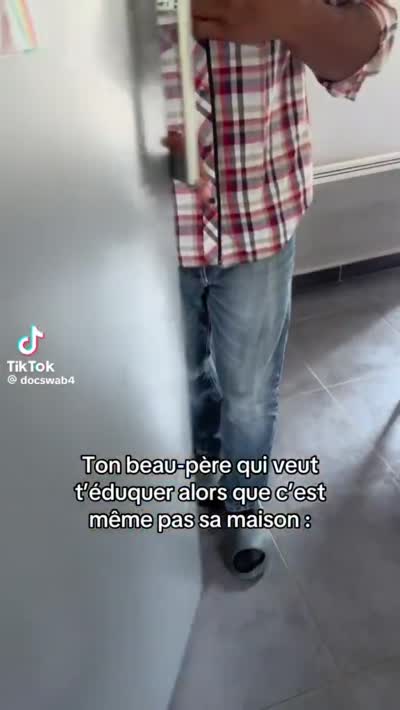TikTok Docswab4 Un homme parodie un beau-père moralisateur dans la cuisine