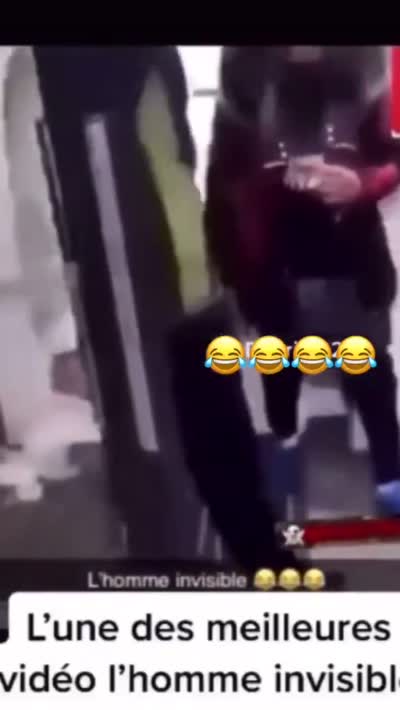 snapchat - Un homme se bat contre un homme invisible dans un couloir