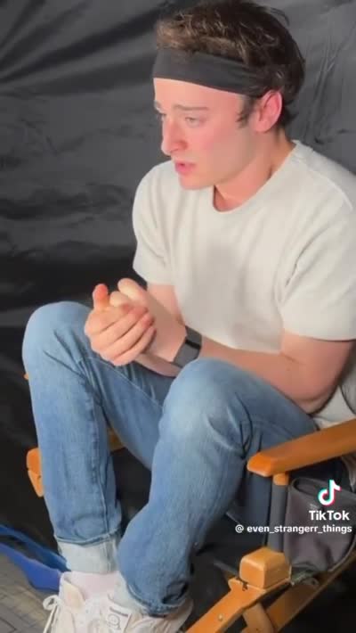 Noah Schnapp qui répète une scène mais avec le pire acting possible