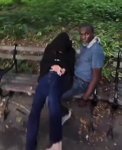 Homme choqué sur un banc qui se fait retirer sa mélanine